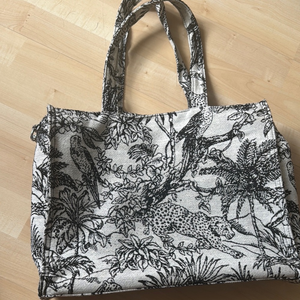 Elegant Black and White Tote Bag - Picture 3 of 5